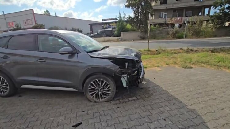 Aksident në rrugën Fier-Levan, makina përplaset me shtyllën elektrike