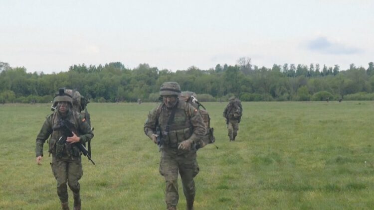 Gjermania diskuton mundësinë e dërgimit të trupave paqeruajtëse në Ukrainë