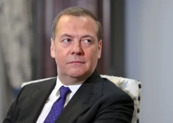 Medvedev: Euro-idiotët po përpiqen të pengojnë SHBA për t’i dhënë fund luftës