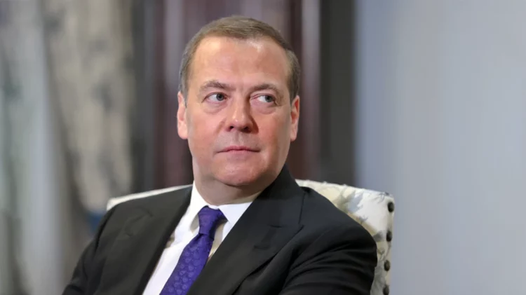 Medvedev: Euro-idiotët po përpiqen të pengojnë SHBA për t’i dhënë fund luftës