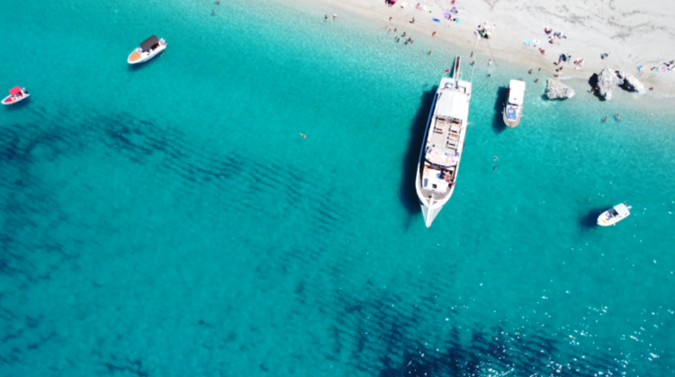 Express: Shqipëria, oaz turizmi në mes të krizës së zjarreve