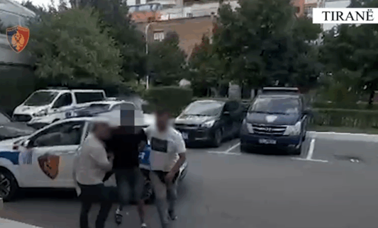 Me identitet të rremë mashtroi qytetarët duke iu marrë para, pranga 21 vjeçarit