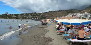 Pushuesit kthehen në plazh pas stuhisë, fluks në bregdetin e Durrësit dhe Shëngjinit