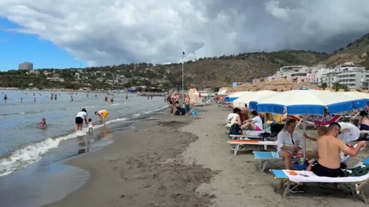 Pushuesit kthehen në plazh pas stuhisë, fluks në bregdetin e Durrësit dhe Shëngjinit