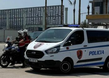 Durrës/Dy vëllezër qëllojnë me armë zjarri 35-vjeçarin për shkak të një parakalimi