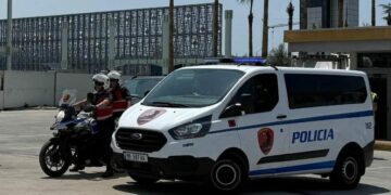 Durrës/Dy vëllezër qëllojnë me armë zjarri 35-vjeçarin për shkak të një parakalimi