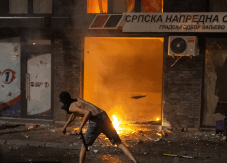 Vazhdojnë përleshjet mes protestuesve dhe policisë në tre qytete serbe