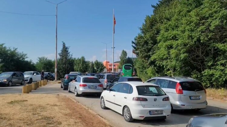 Qafë Thanë, udhëtarët nga Maqedonia e Veriut presin në radhë për të hyrë në Shqipëri