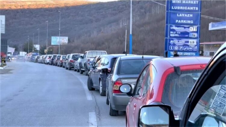 Rikthehet “makthi” në Kapshticë për emigrantët, radhë në kufirin grek