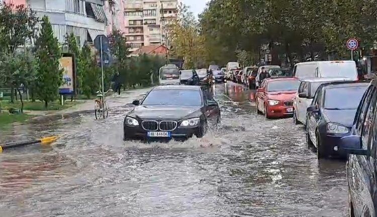 Java nis me reshje shiu dhe ulje të temperaturave