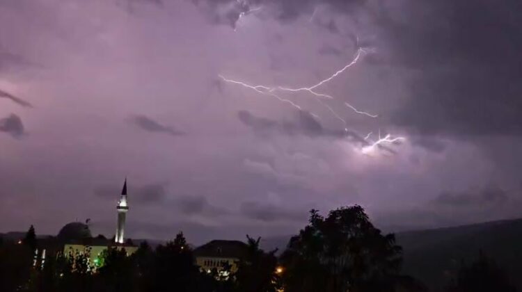 Moti i keq, rrëshqitje dherash në disa akse në Kukës