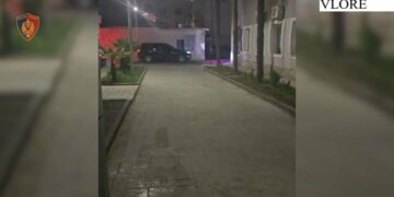 Vlorë/ Arrestohet 35-vjeçari, goditi me thikë dy persona dhe përplasi me makinë…