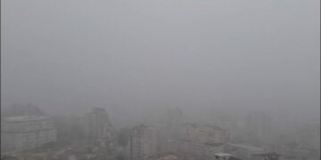 Vendi përfshihet nga moti i keq!Era rrëzon pemë në Tiranë,përmbyten rrugët në Durrës
