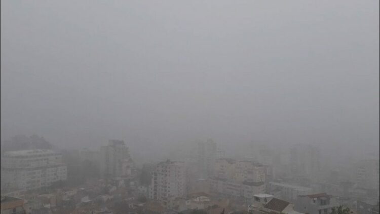 Vendi përfshihet nga moti i keq!Era rrëzon pemë në Tiranë,përmbyten rrugët në Durrës