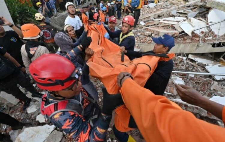 Indonezia goditet nga një tërmet i fuqishëm/ Dhjetëra persona të plagosur