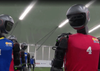Robotët luajnë futboll/ Kina përgatitet për lojërat e para botërore të humanoideve