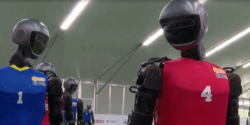 Robotët luajnë futboll/ Kina përgatitet për lojërat e para botërore të humanoideve