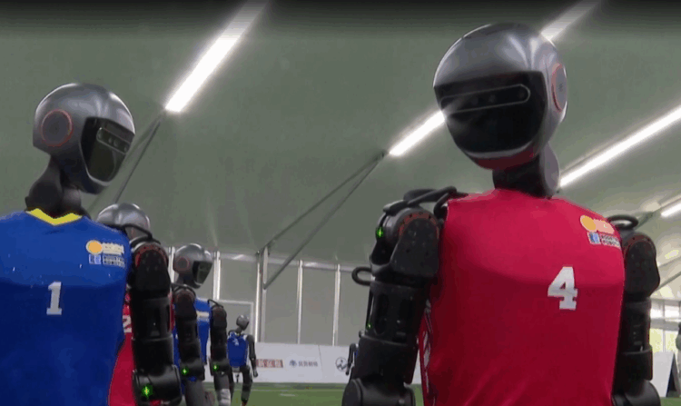 Robotët luajnë futboll/ Kina përgatitet për lojërat e para botërore të humanoideve