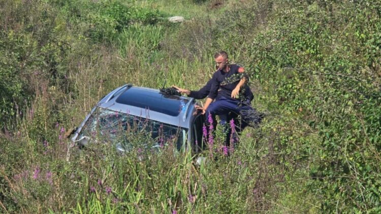 Lezhë/ Makina del nga rruga, bllokohen brenda dy gra