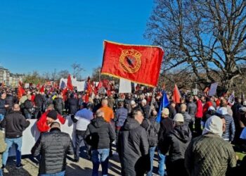 Policia holandeze ndalon shqiptarët të mblidhen para Gjykatës Speciale