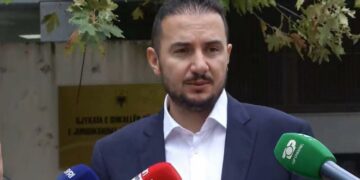 U lirua me kusht, Salianji paraqitet për herë të fundit në Shërbimin e Provës