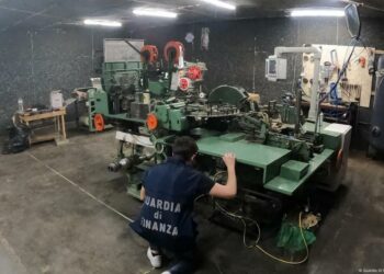 E fshehur nën tokë, zbulohet fabrika ilegale e prodhimit të cigareve në Itali
