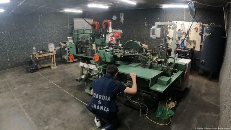 E fshehur nën tokë, zbulohet fabrika ilegale e prodhimit të cigareve në Itali