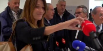 VIDEO/ Ish-presidenti i Francës u dënua me 5 vite burg, bashkëshortja sulmon median