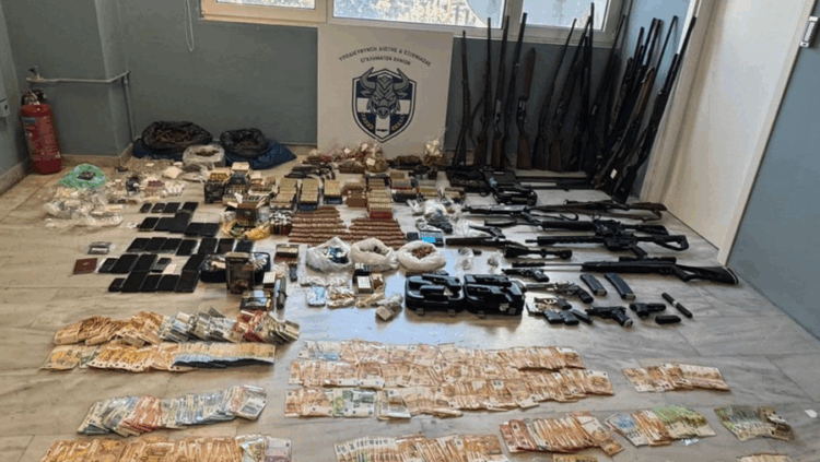 Operacioni me 49 të arrestuar në Greqi, një dhomë e mbushur me armë dhe drogë