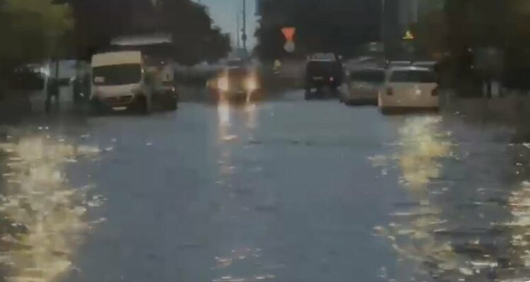 Shiu përmbyt sërish disa lagje të Vlorës dhe Durrësit