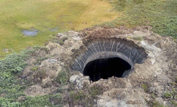 Shkencëtarët i japin shpjegim gropave gjigante misterioze në veri të botës