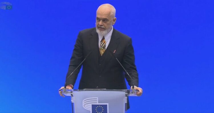 Rama vlerëson Oliver Röpke: Këmbëngulët që ardhmja e Ballkanit është në BE