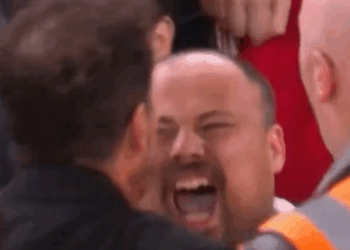 Simeone humb kontrollin, sherr me tifozin e Liverpool në fushë