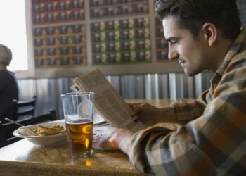 Të vetmuar në restorant, si po ndryshojnë zakonet e të ushqyerit në Europë