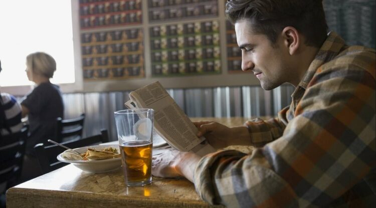 Të vetmuar në restorant, si po ndryshojnë zakonet e të ushqyerit në Europë