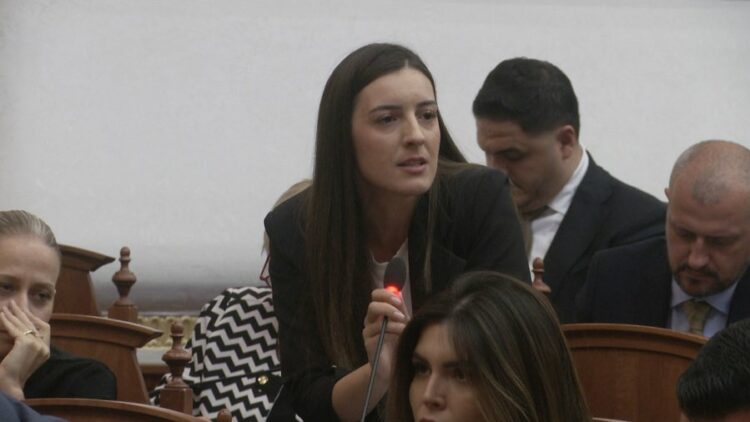 Zegjine Çaushi i drejtohet opozitës në Kuvend: Do të përfundoni të gjithë si Gazi