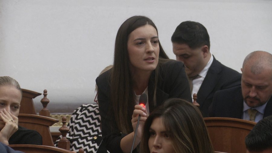 Zegjine Çaushi i drejtohet opozitës në Kuvend: Do të përfundoni të gjithë si Gazi