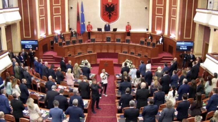 Nis seanca e Kuvendit, 72 deputetë ulen për herë të parë