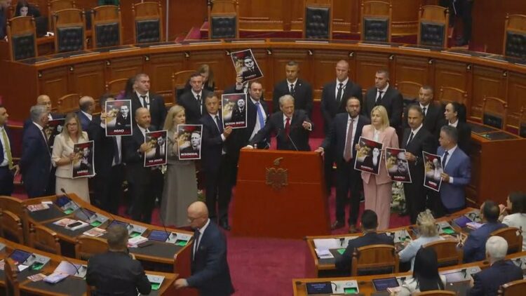 PD shpalos pankarta me akuza për socialistët, bllokojnë foltoren e parlamentit