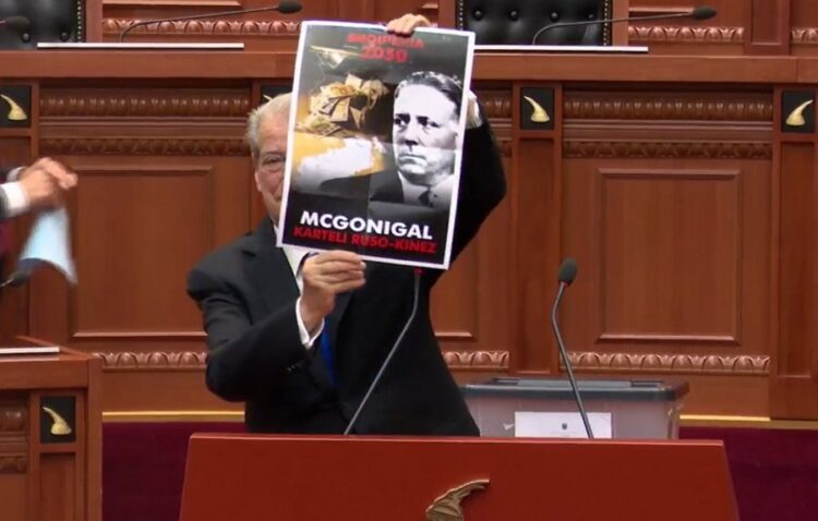 Votimi për kryetarin e Kuvendit, PD mbush kutinë me pankarta