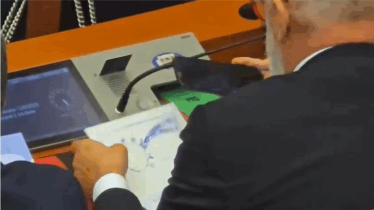 Zgjedhja e kryetarit të Kuvendit, Rama pikturon mbi librin e Etikës së Deputetit