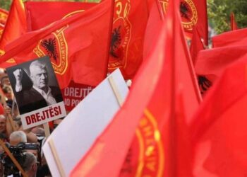 “Drejtësi për Kosovën dhe Çlirimtarët e saj”, Rama poston foto nga protesta në Hagë