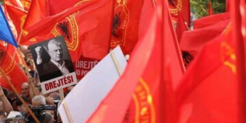 “Drejtësi për Kosovën dhe Çlirimtarët e saj”, Rama poston foto nga protesta në Hagë