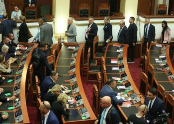 Opozita braktis seancën, rregullorja e re e Kuvendit miratohet vetëm me votat e PS