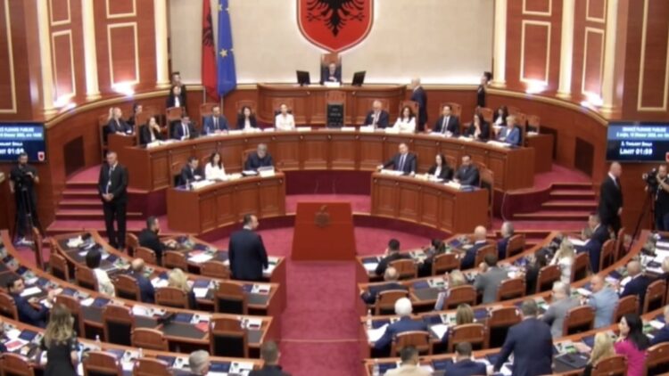 Votohet mes tensioneve programi i qeverisë, seanca zgjati 25 minuta