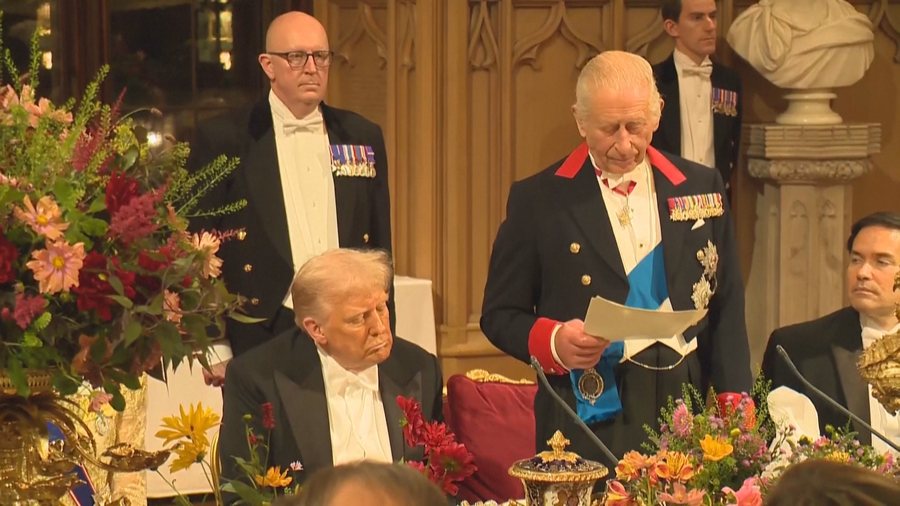 Trump kurorëzohet  mbret  i botës  banket dhe dolli për përjetësinë SHBA Britani