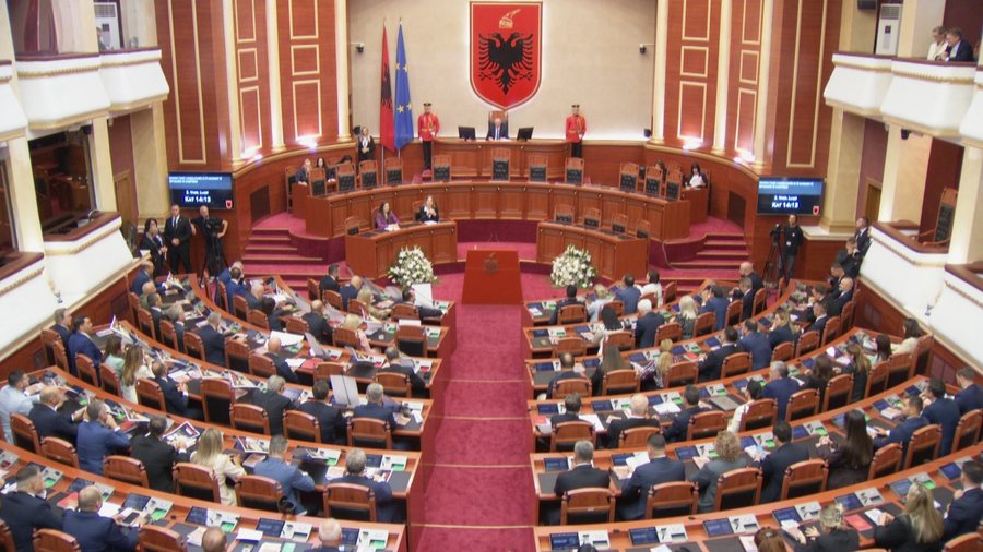 Hodhën Kushtetutën dhe bidonë drejt Ramës, përjashtohen dy deputetë të PD