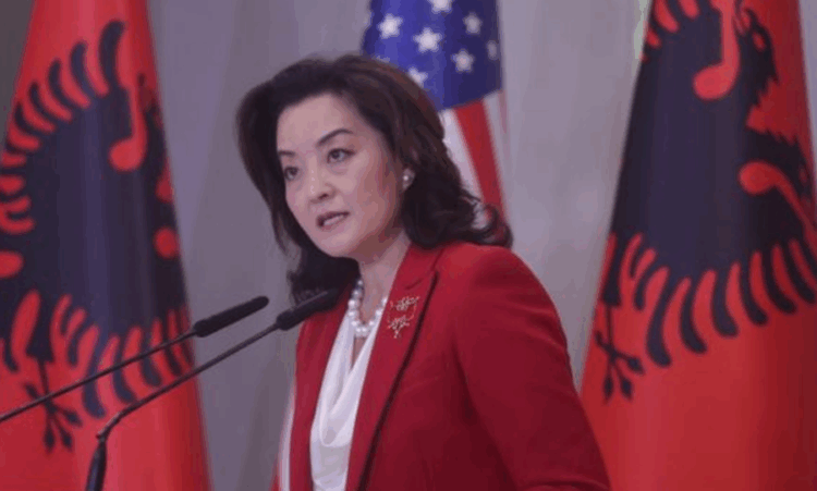 Ish-ambasadorja e SHBA në Tiranë, Yuri Kim, i jep fund karrierës diplomatike