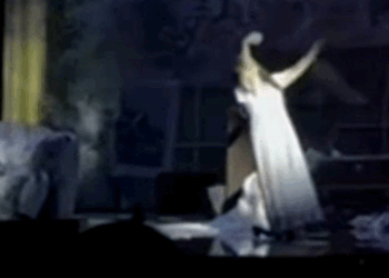 Incidenti në skenë/Sopranoja Eva Golemi u rrëzua dhe përfundoi në spital,reagon TKOB