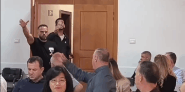 Vlorë, i riu futet në mbledhjen e Këshillit Bashkiak dhe ofendon anëtarët